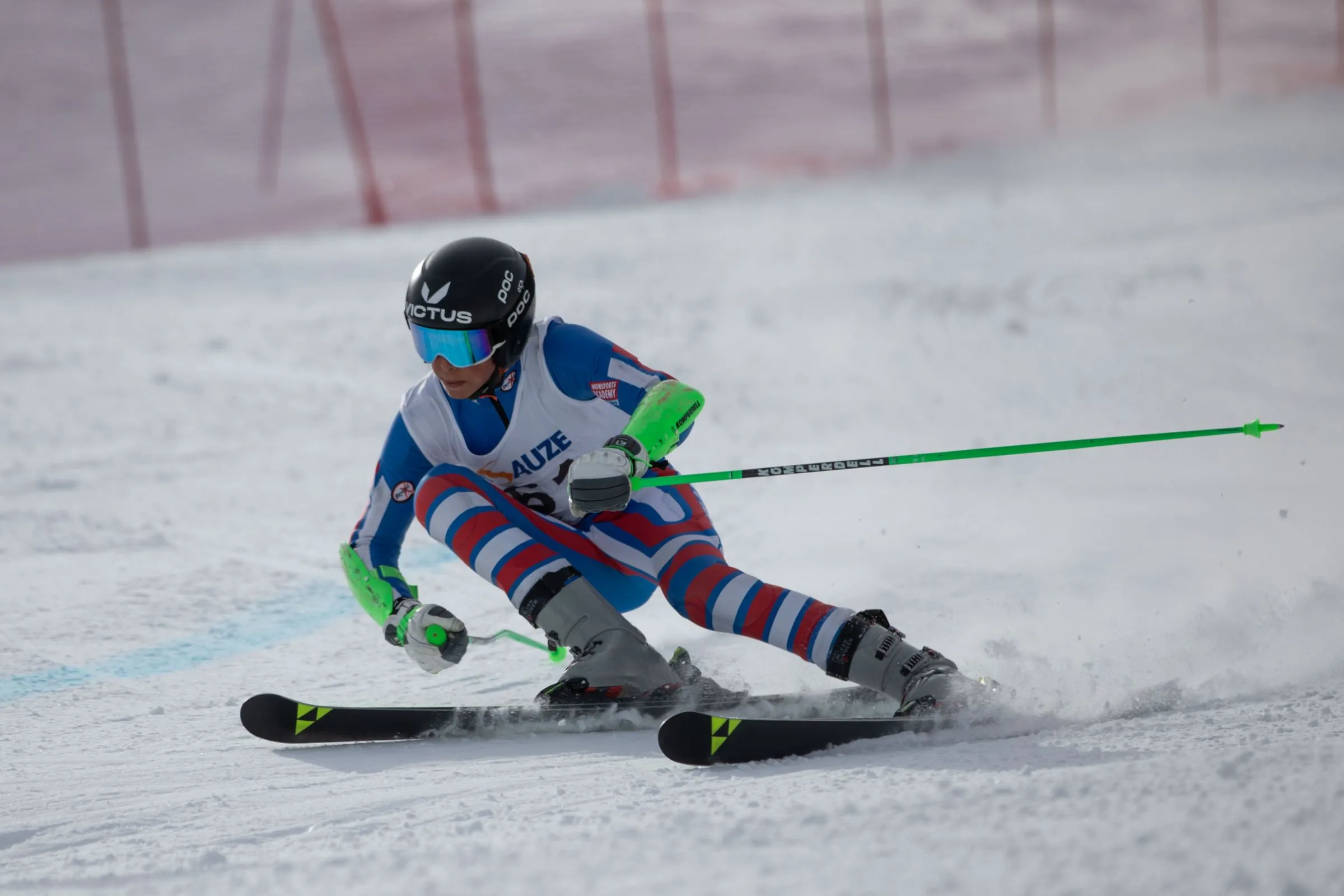 Floris Wondergem carving a giant slalom turn during the race in Pra Loup